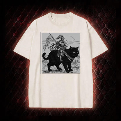 Vintage Knight & Giant Black Cat Medieval Fantasy Graphic Vintage-T-Shirt - Whimsical Retro Aesthetic Statement Piece