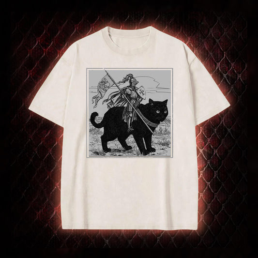 Vintage Knight & Giant Black Cat Medieval Fantasy Graphic Vintage-T-Shirt - Whimsical Retro Aesthetic Statement Piece