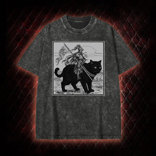 Vintage Knight & Giant Black Cat Medieval Fantasy Graphic Vintage-T-Shirt - Whimsical Retro Aesthetic Statement Piece