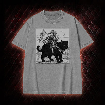 Vintage Knight & Giant Black Cat Medieval Fantasy Graphic Vintage-T-Shirt - Whimsical Retro Aesthetic Statement Piece